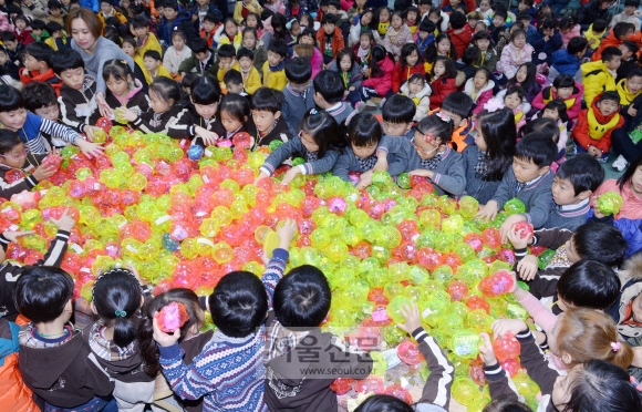 아이들 사랑 가득 채운 저금통