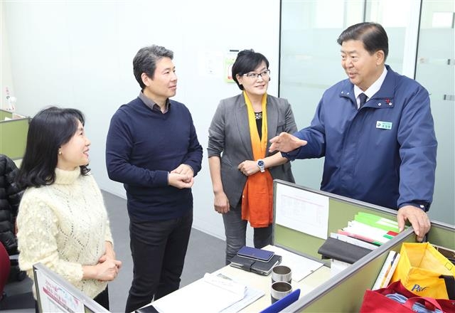 조길형(오른쪽) 서울 영등포구청장이 24일 구청 별관 사회적경제지원센터를 방문해 입주기업 대표들과 대화를 나누고 있다. 영등포구 제공