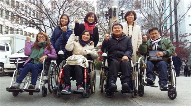 우창윤 서울시의원이 23일 의회를 방문한 베트남 장애인연합단체 DRD 대표단과 함께 기념촬영을 하고 있다.