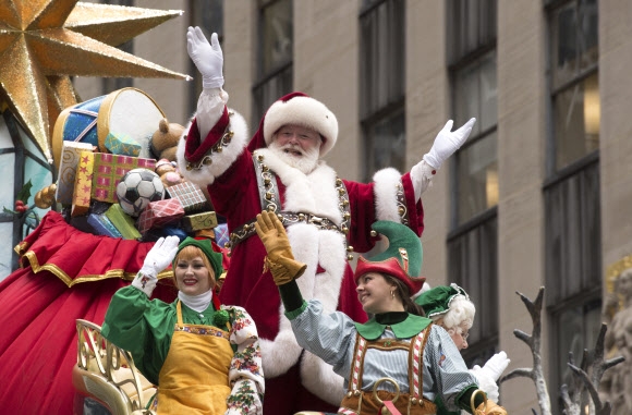 24일(현지시간) 미국 뉴욕 맨해튼에서 ‘메이시스 추수감사절 퍼레이드’가 열린 가운데 산타 클로스가 6번가를 지나고 있다. AP 연합뉴스