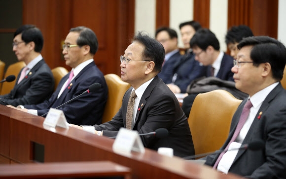 유일호 부총리 산업경쟁력 강화 관계장관회의 주재