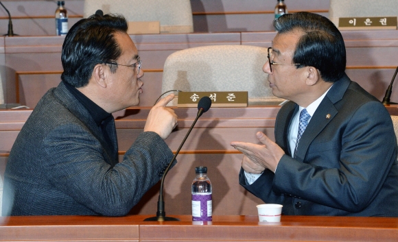 새누리당 이정현 대표(오른쪽)와 정진석 원내대표가 25일 국회에서 열린 의원총회에서 이야기를 나누고 있다. 이종원 선임기자 jongwon@seoul.co.kr