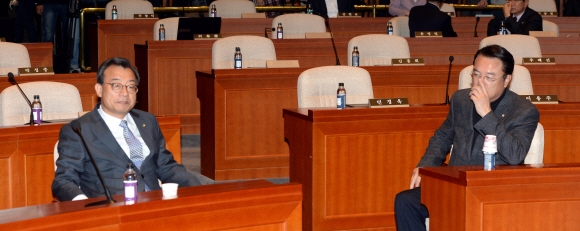 새누리당 이정현 대표(왼쪽)와 정진석 원내대표가 25일 오전 국회에서 열린 의원총회에서 나란히 자리하고 있다.  이종원 선임기자 jongwon@seoul.co.kr