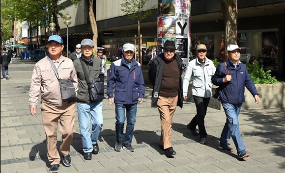 김영기 한국농구연맹(KBL) 총재 등이 지난 5월 ´할배들의 무한질주´ 마지막인 유레일패스 배낭여행 도중 독일 쾰른 거리를 행진하듯 걸어가고 있다. 왼쪽부터 이병천, 백남철, 정영환, 김 총재, 김선욱, 예월수씨. 