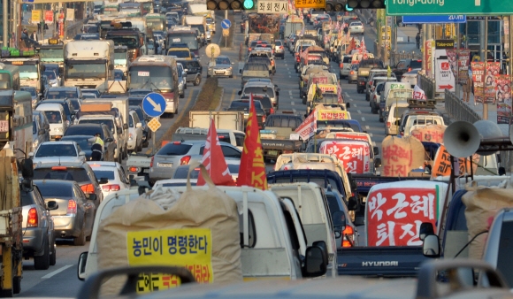 25일 평택대학교 앞에 집결해 있던 전국농민회총연맹의 차량과 트랙터들이 서울에서 열리는 촛불집회 참석을 위해서 안성IC로 향하고 있다.  이들은 경부고속도로를 이용해 광화문까지 진출하겠다는 계획이다.  손형준 기자 boltagoo@seoul.co.kr