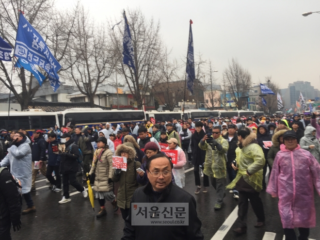 “박근혜, 퇴진하라” 청와대로 향하는 시위대 