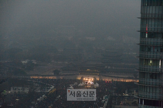 박근혜 대통령 퇴진을 요구하는 제5차 촛불집회가 26일 서울 광화문 광장을 비롯한 세종대로에서 열리고 있는 가운데 불꺼진 청와대의 모습이 보인다. 손진호 기자 nasturu@seoul.co.kr