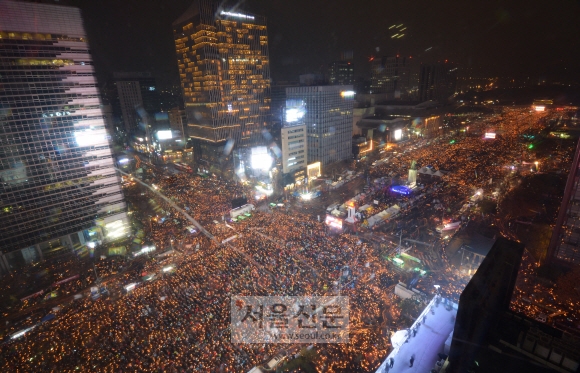 26일 오후 서울 광화문 일대에서 열린 제5차 촛불집회에서 박근혜 퇴진을 요구하는 100만 시민들의 촛불 물결이 성난 민심처럼 거세게 일렁이고 있다. 사진공동취재단