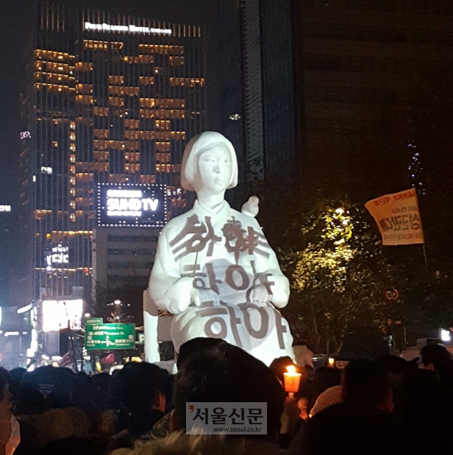 26일 밤 서울 광화문광장 일대에서 열린 제5차 촛불집회에서 130만 시민들이 “박근혜 퇴진”을 외치는 가운데 대형 풍선으로 만들어진 소녀상에서도 “하야”라는 구호를 내보내고 있다. 김희리 기자 hitit@seoul.co.kr