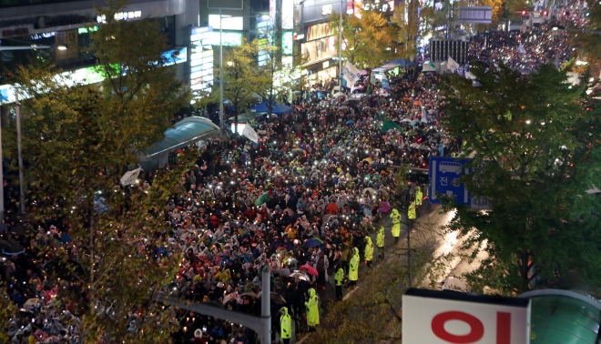 도로에 가득찬 부산 촛불집회 인파