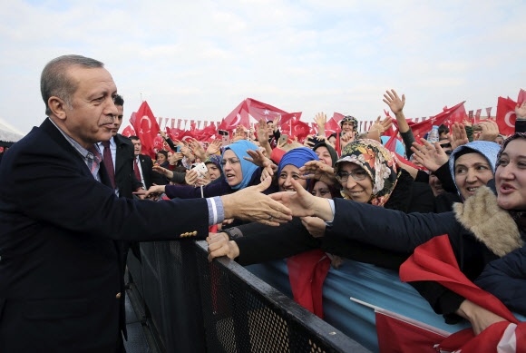 에르도안 대통령 “터키 더 압박하면 난민에 국경 열겠다”… EU에 맞불