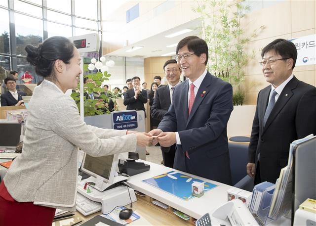 조경규 장관 ‘그린카드 V2’ 1호 발급