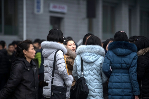 27일 북한 평양의 여성들이 패딩을 입고 거리를 걸어가고 있다. AFP 연합뉴스