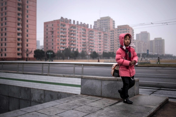 27일 북한 평양에서 한 어린이가 지하도를 나와 길을 건너고 있다. AFP 연합뉴스