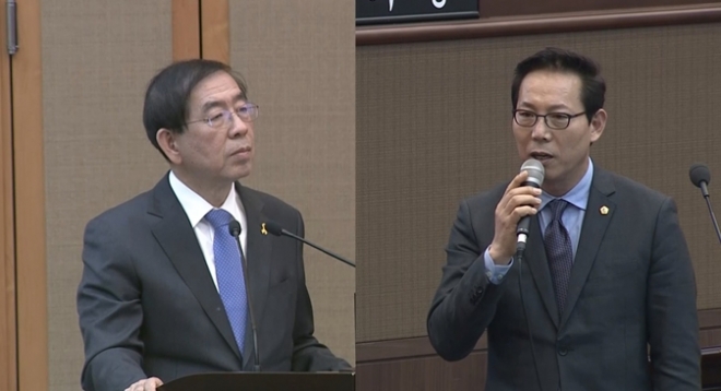 25일 서울시의회 정례회에서 박원순 시장에 질의하고 있는 성중기 의원(오른쪽).