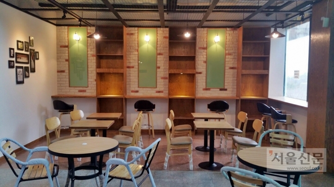 지난해 12월 경기도 양주시 청소년수련원 1층에 조성된 청소년들의 여가활동을 위한 공간 ‘휴(休)카페’ 내부. 경기도 제공 