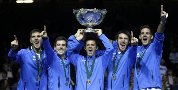 2016 데이비스컵 테니스대회에서 우승한 아르헨티나 남자 테니스 선수들이 27일 크로아티아 자그레브에서 열린 이 대회 시상식에서 우승컵을 들고 환호하고 있다. 아르헨티나는 대회 결승전에서 크로아티아에 3-2로 승리해 첫 우승을 차지했다. 자그레브 AP 연합뉴스