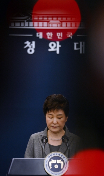 박근혜 대통령이 29일 청와대 브리핑룸에서 대국민 3차 담화를 발표하고 있다.  안주영 기자 jya@seoul.co.kr