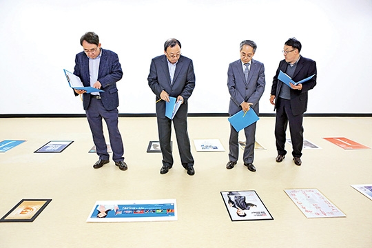 서울 중구 태평로 서울신문사에서 조병량(왼쪽에서 두번째) 한양대 광고홍보학부 명예교수 등 심사위원들이 ‘제22회 서울광고대상’에 출품된 작품들을 심사하고 있다.