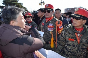 난장판 된 옥천 ‘육영수 숭모제’