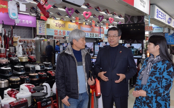 성장현(가운데) 서울 용산구청장이 29일 용산 전자상가에서 상인들에게 도시재생사업으로 달라질 상가의 미래에 대해 설명하고 있다. 이종원 선임기자 jongwon@seoul.co.kr