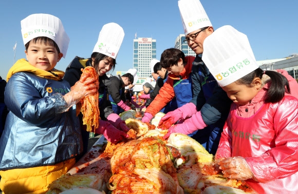 고사리손과 함께한 ‘사랑의 김장 담그기’