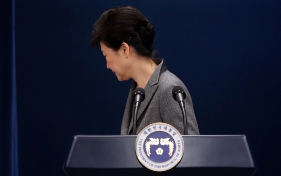 박근혜 대통령이 29일 청와대 브리핑룸에서 3차 대국민담화를 발표한 후 퇴장하고 있다.  2016.11.29 안주영 기자 jya@seoul.co.kr