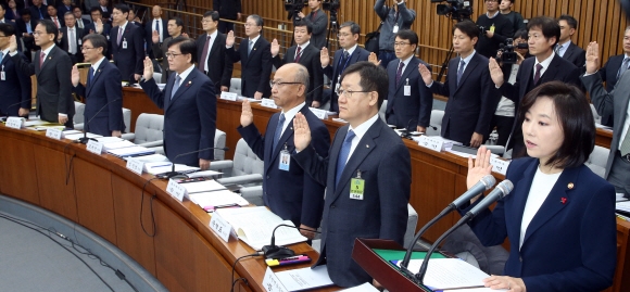 30일 국회에서 열린 ’박근혜 정부의 최순실 등 민간인에 의한 국정농단 의혹 사건 진상 규명을 위한 국정조사 특별위원회’ 전체회의에서 조윤선 문화체육관광부 장관 등 출석 기관장들이 증인선서를  하고 있다. 이종원 선임기자 jongwon@seoul.co.kr