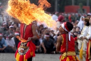 [포토] 입으로 불을 뿜는 인도네시아의 전통기예