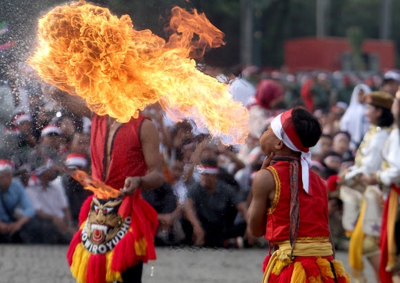 입으로 불을 뿜는 인도네시아 전통기예
