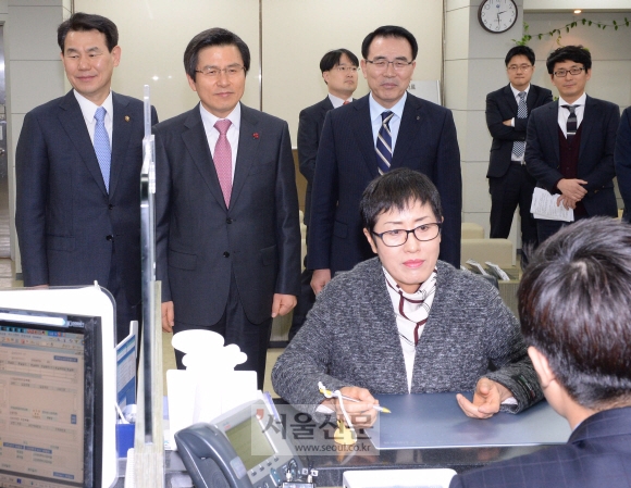 서민금융 지원현장 점검하는 황 총리