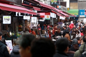 새 단장 끝, 할인 시작… 남대문 본동상가 몰린 인파