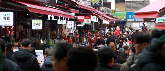 서울 중구 남대문시장 내 본동거리에 있는 본동상가 점포들이 30일 3개월여의 리모델링을 마치고 ‘1414 본시장’으로 재탄생했다. 이날 이곳을 찾은 손님들로 상가가 붐비고 있다. 연합뉴스