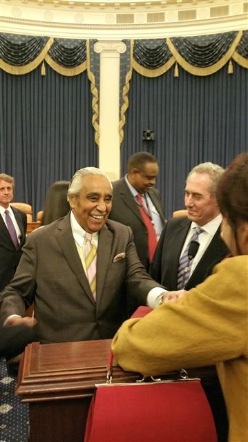 찰스 랭글 미국 민주당 하원의원이 30일(현지시간) 미 의회에서 열린 은퇴식에서 동료들과 함께 담소를 나누고 있다.