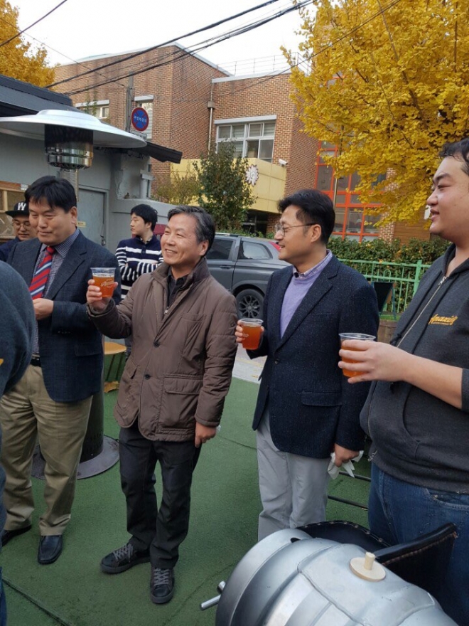 홍종학 전 의원이 지난 20일 성동구의 한 브루펍에서 ‘홍종학 에일’ 맥주를 손에 들고 첫 잔에 대한 건배사를 외치고 있다.  어메이징브루잉컴퍼니 제공 　