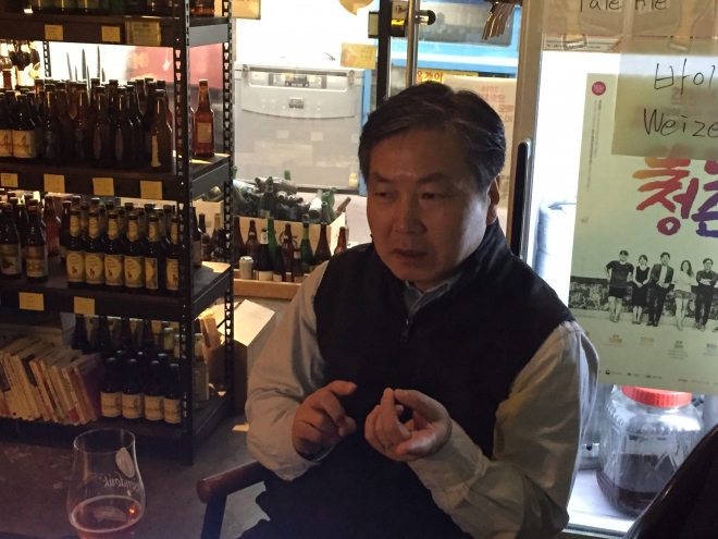 홍 전 의원이 서울 성동구 뚝도시장의 한 펍에서 ‘주세법 개정안’과 맥주 시장에 대해 자신의 의견을 말하고 있다. 　
