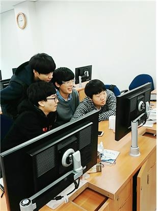 중고생들이 해킹 단체전에 임하고 있다. 한국인터넷진흥원(KISA) 제공