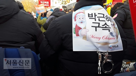 12월 3일 주말 촛불집회 ‘박근혜 구속 수갑’ 등장