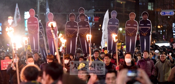 12월 3일 6차 촛불집회…횃불 든 시민들