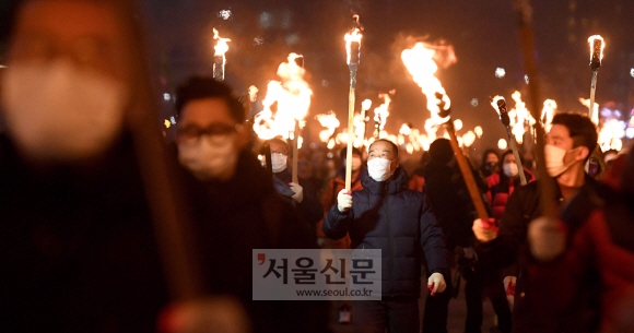 분노하는 촛불민심, 횃불들고 행진하는 시민들