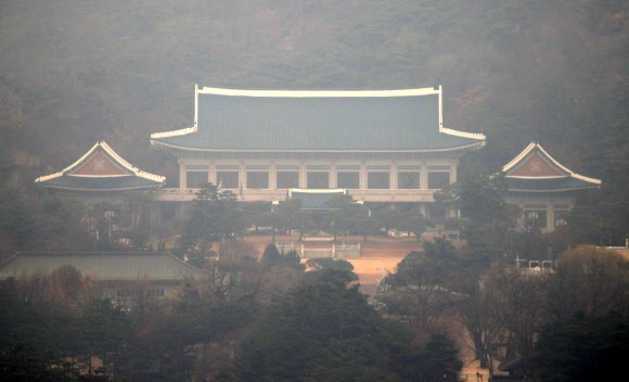 박근혜 대통령 탄핵소추안 표결처리를 닷새 앞둔 4일 청와대가 안개에 휩싸여 있다.  연합뉴스