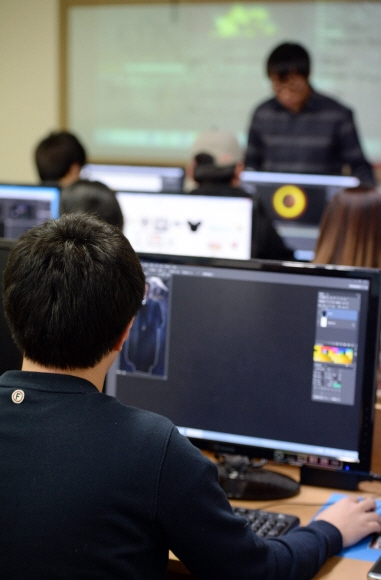 재취업 준비생들이 지난달 29일 서울 종로구의 한 직업교육 학원에서 수업을 받고 있다. 박윤슬 기자 seul@seoul.co.kr
