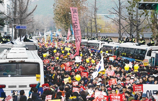 지난 3일 박근혜 대통령의 퇴진을 요구하는 6차 촛불집회에서 시민들이 청와대 근처에서 행진하고 있다. 사진 오른쪽 멀지 않은 곳에 청와대가 보인다. 박지환 기자 popocar@seoul.co.kr