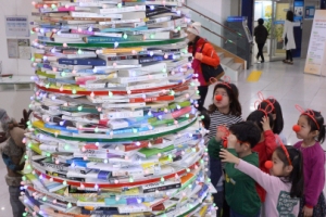 온정 채운 대형 ‘책 트리’