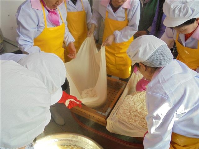 강북구내 노인들이 5일 서울 강북구 삼양동 강북노인회관 4층에서 두부를 만들고 있다. 강북구 제공