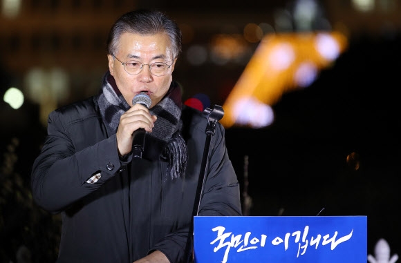 국회 앞 촛불문화제에서 발언하는 문재인