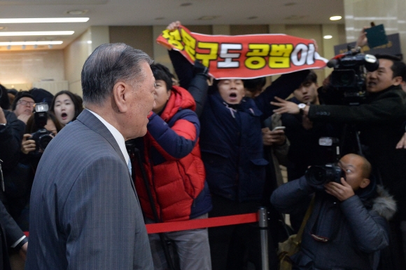 6일 서울 여의도 국회에서 열린 국정조사에 정몽구 현대차 회장이 참석하자 시위대가 피켓을 흔들고 있다. 2016.12.6 박지환기자 popocar@seoul.co.kr