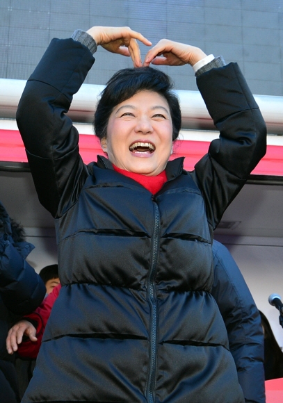 박근혜 당시 새누리당 대통령 후보가 2012년 대선을 하루 앞둔 12월 18일 부산역 광장에서 지지자들을 하트를 그려보이고 있다. 2012-12-18 서울신문 DB