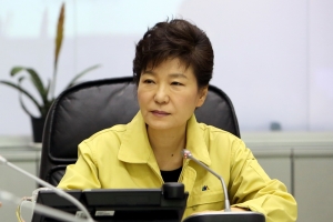 ‘세월호 7시간’ 朴대통령 측 “관저 집무실서 평균 20분 간격으로 상황 점검”