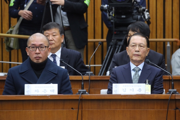 7일 오전 국회에서 열린 최순실 국정농단 의혹 진상규명을 위한 국정조사 특위 2차 청문회에서 김기춘 전 청와대 비서실장(오른쪽), 차은택 전 창조경제추진단장이 나란히 앉아 있다.  박지환 기자 popocar@seoul.co.kr